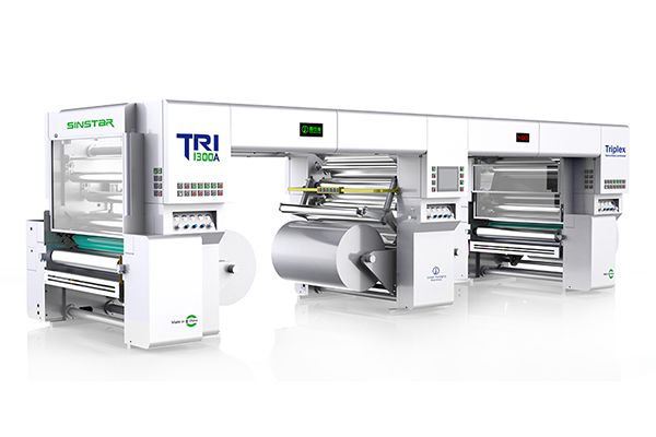 Machine à laminer trois couches permettant de raccourcir le parcours de la bande et d'éviter toute pénétration non souhaitée de l'adhésif